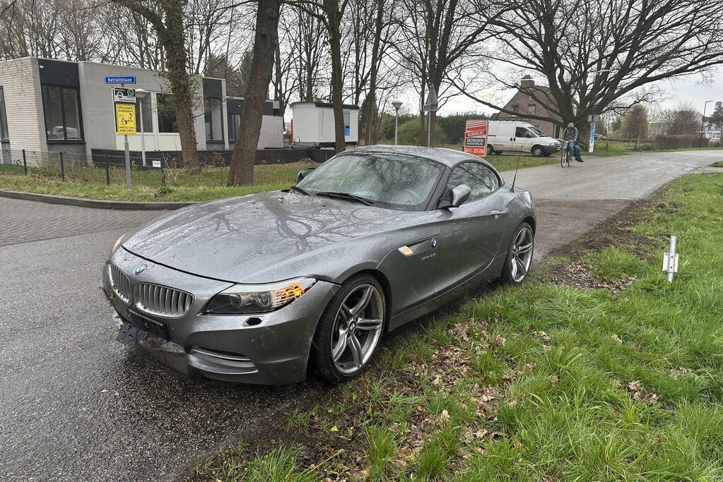 Auto raakt van de weg en loopt schade op