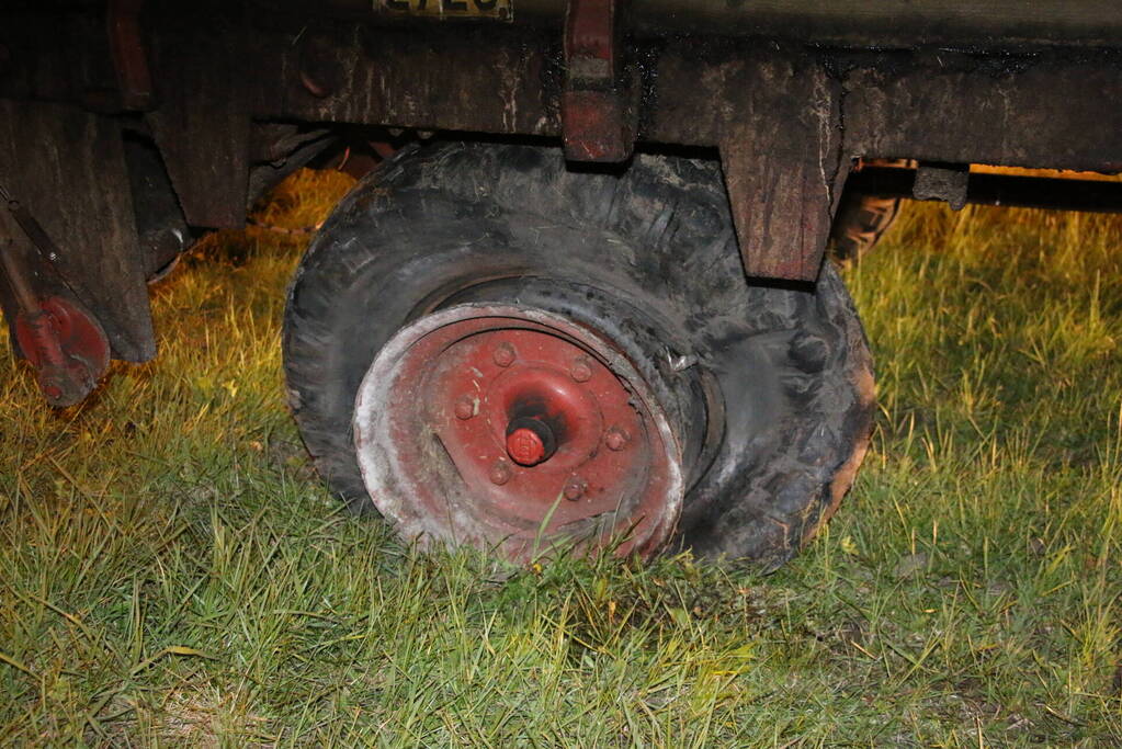 Gestrande aanhanger van tractor moeilijk te bergen