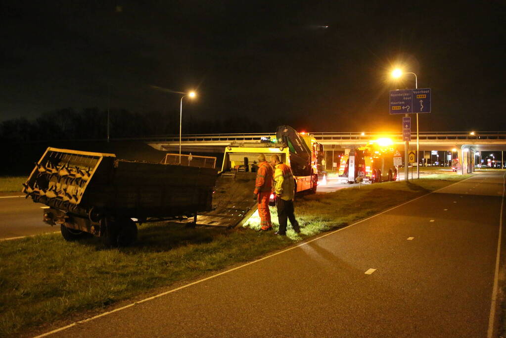 Gestrande aanhanger van tractor moeilijk te bergen