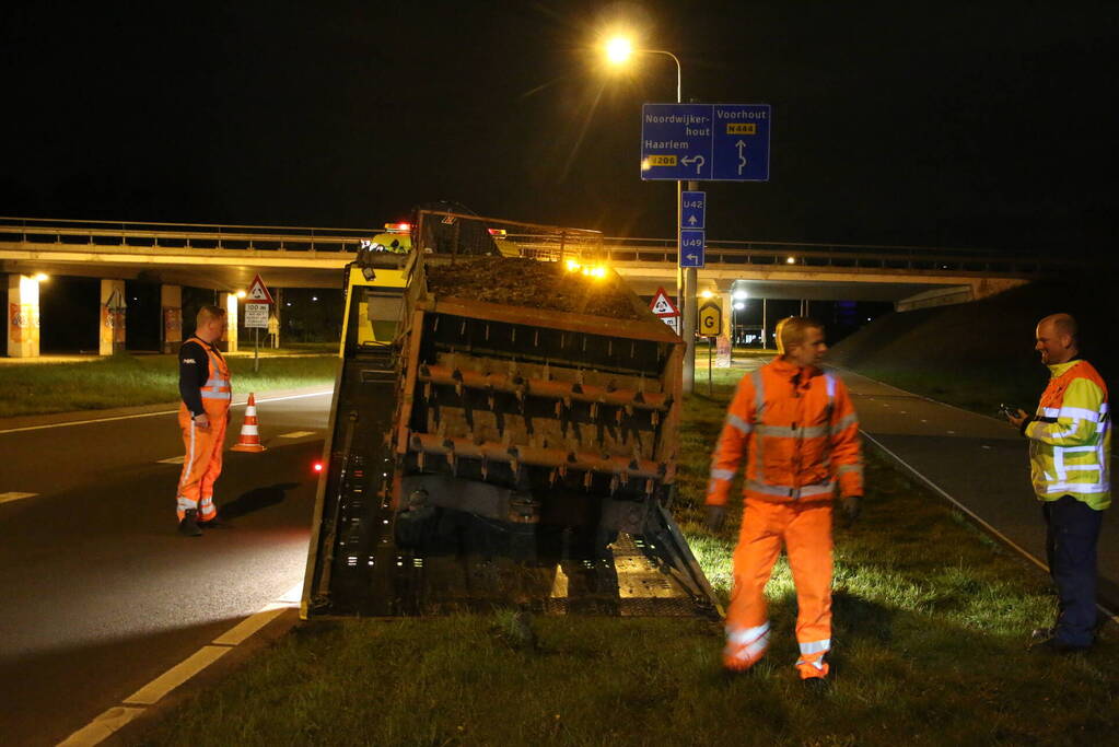 Gestrande aanhanger van tractor moeilijk te bergen