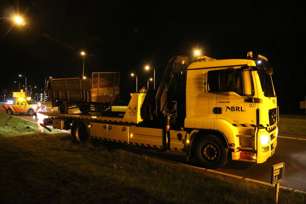 Gestrande aanhanger van tractor moeilijk te bergen