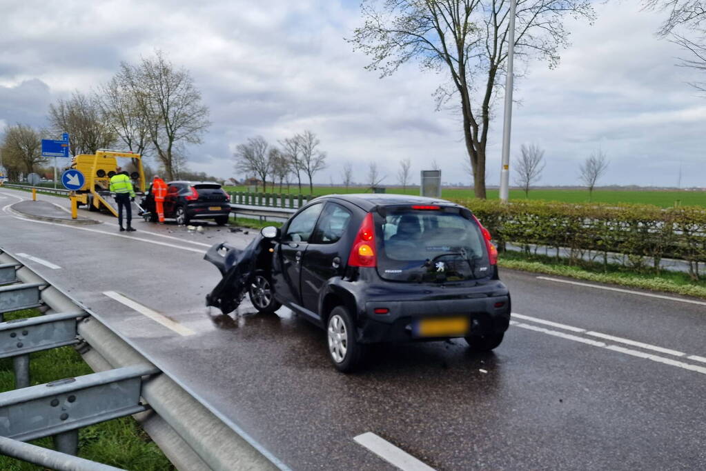 Weg afgesloten door flinke botsing