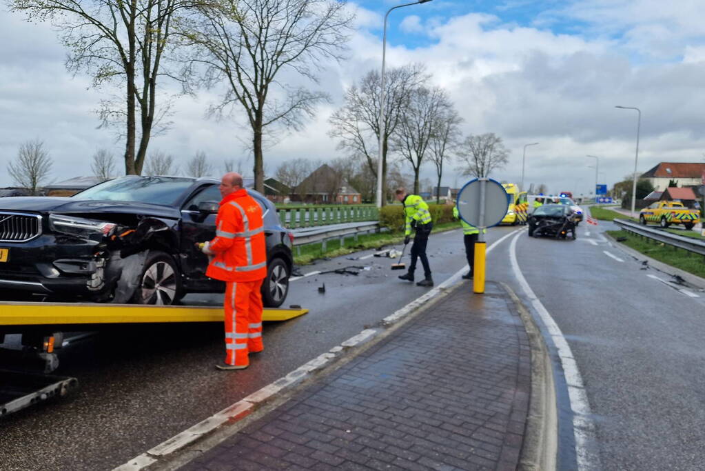 Weg afgesloten door flinke botsing