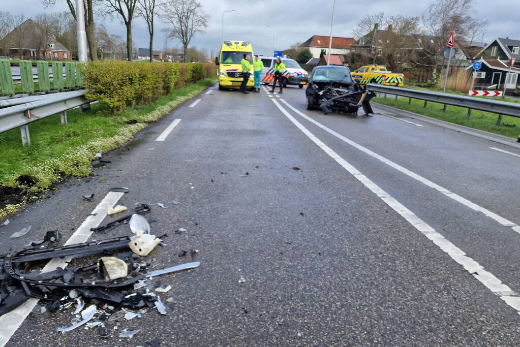 Weg afgesloten door flinke botsing