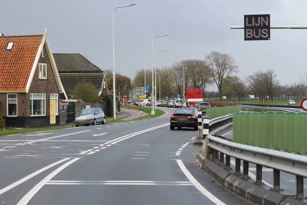 Weg afgesloten door flinke botsing