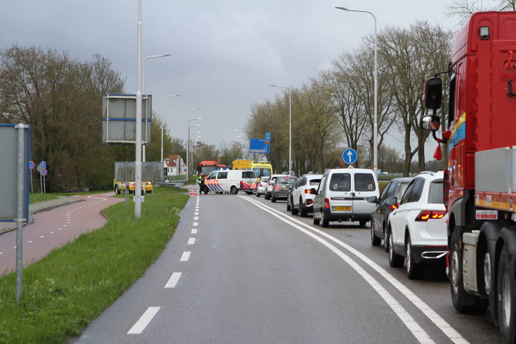 Weg afgesloten door flinke botsing