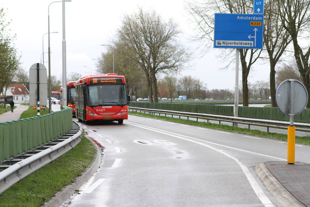 Weg afgesloten door flinke botsing