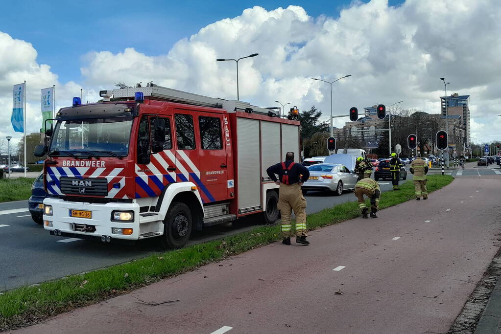 Brandweer controleert auto op brand