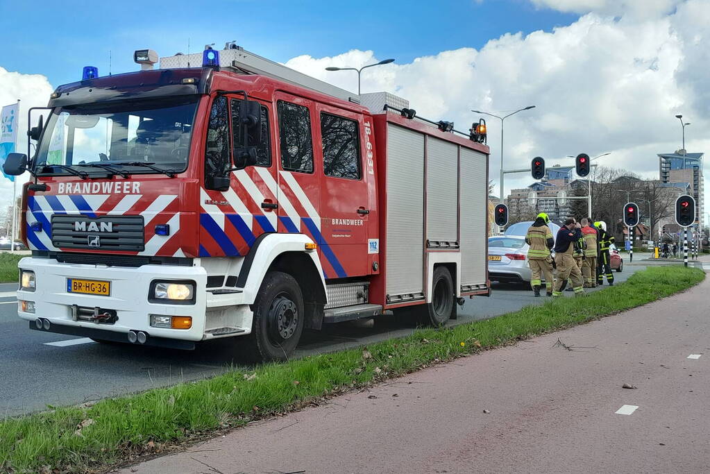 Brandweer controleert auto op brand