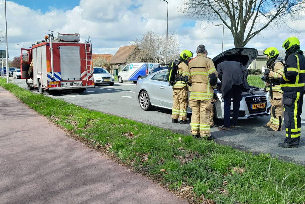 Brandweer controleert auto op brand