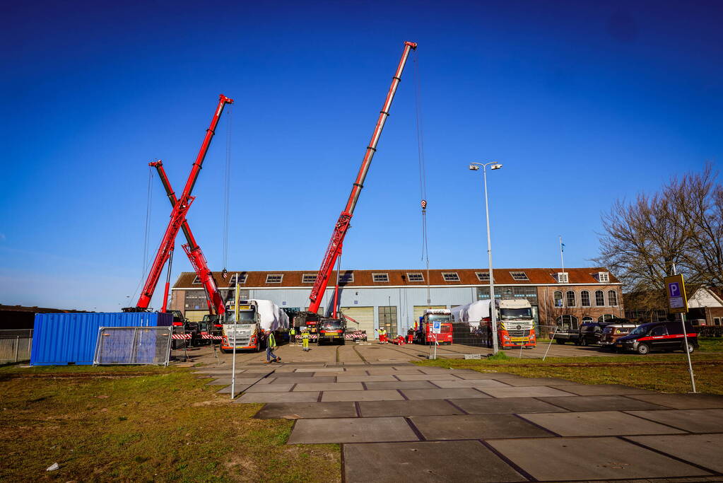 Gecrashte trein aangekomen op NS werkplaats