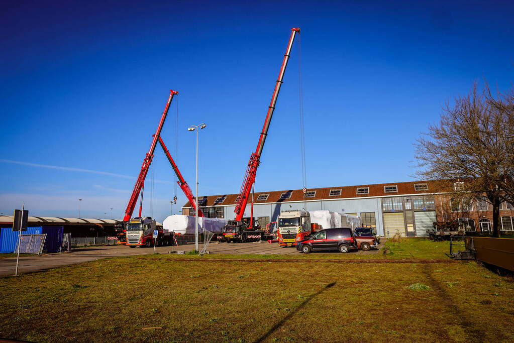 Gecrashte trein aangekomen op NS werkplaats