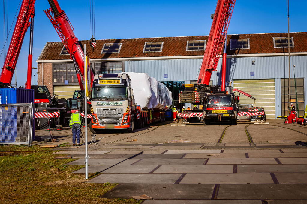 Gecrashte trein aangekomen op NS werkplaats