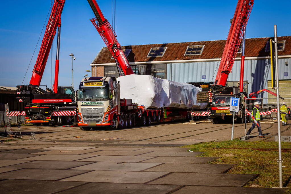 Gecrashte trein aangekomen op NS werkplaats