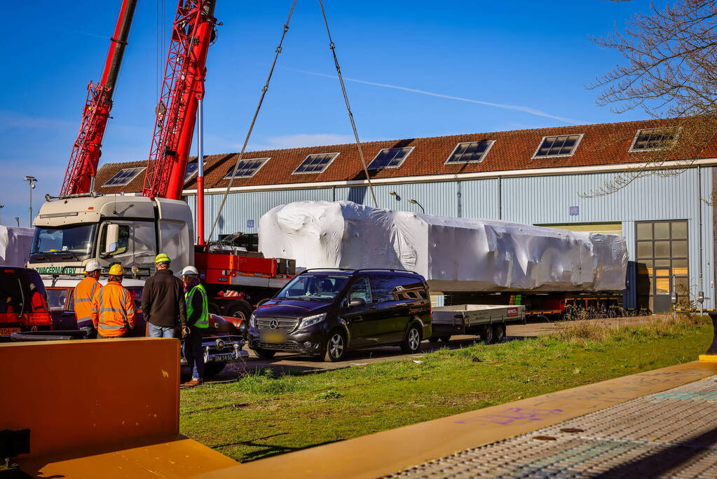 Gecrashte trein aangekomen op NS werkplaats