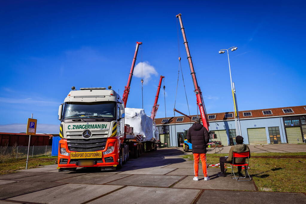 Gecrashte trein aangekomen op NS werkplaats