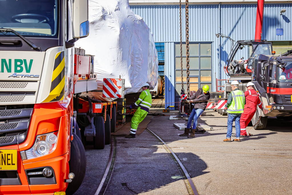 Gecrashte trein aangekomen op NS werkplaats