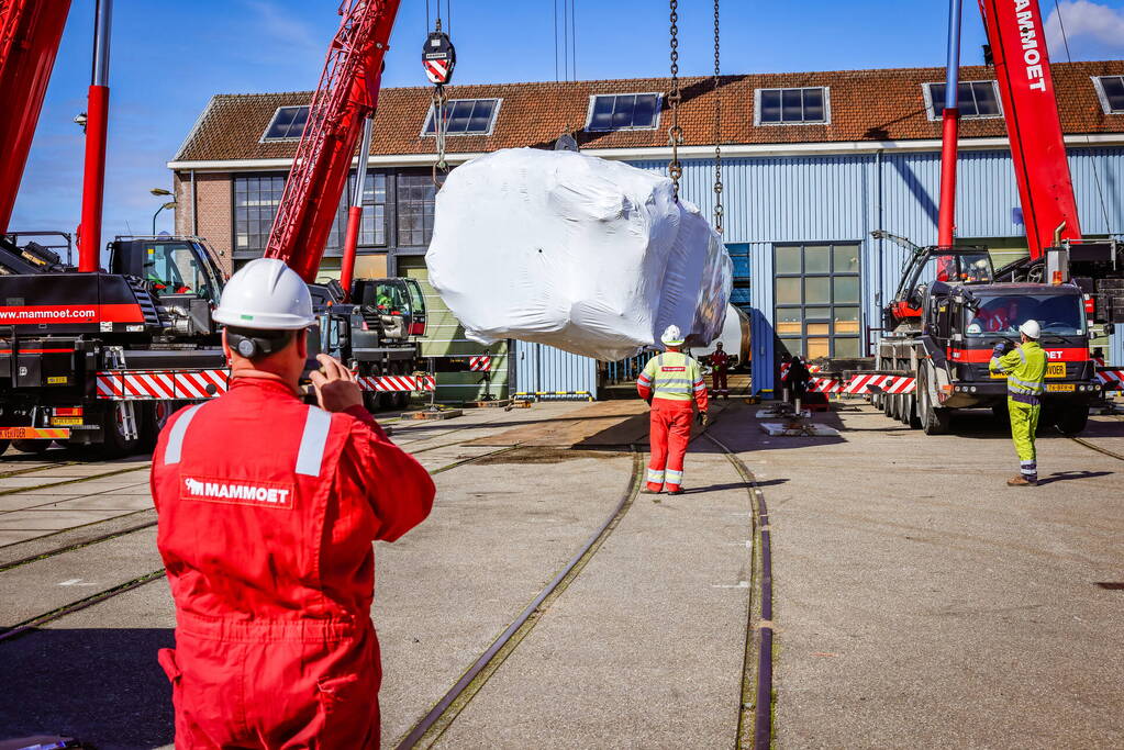 Gecrashte trein aangekomen op NS werkplaats