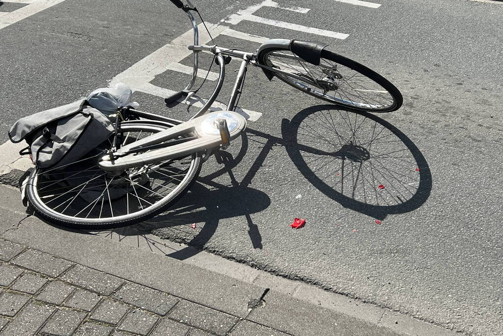 Overstekende fietser ziet auto over het hoofd