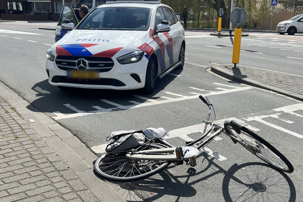 Overstekende fietser ziet auto over het hoofd