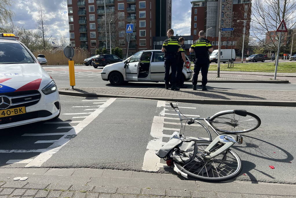 Overstekende fietser ziet auto over het hoofd