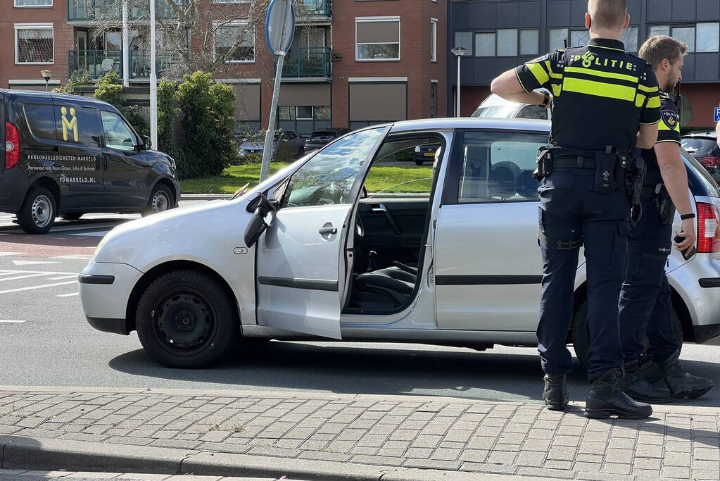 Overstekende fietser ziet auto over het hoofd