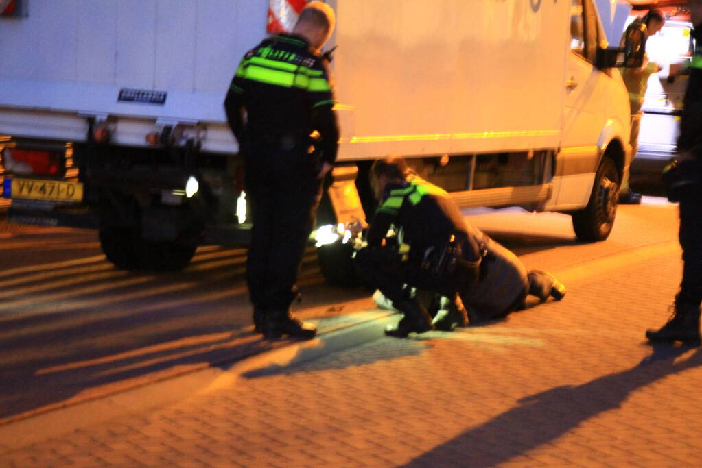 Politie en brandweer doen onderzoek bij bakwagen