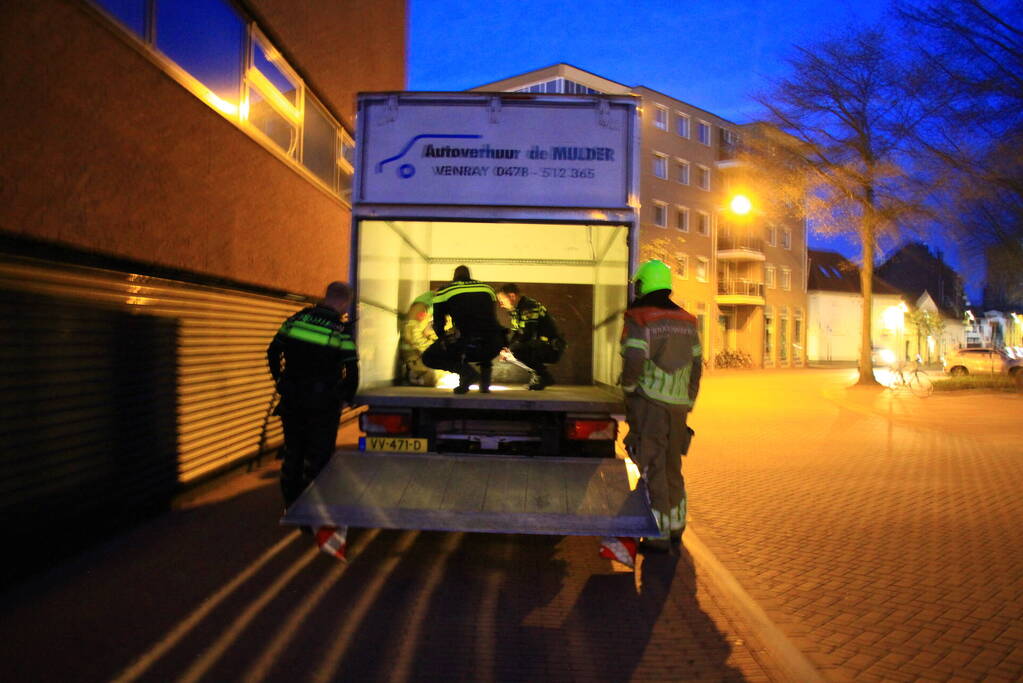 Politie en brandweer doen onderzoek bij bakwagen