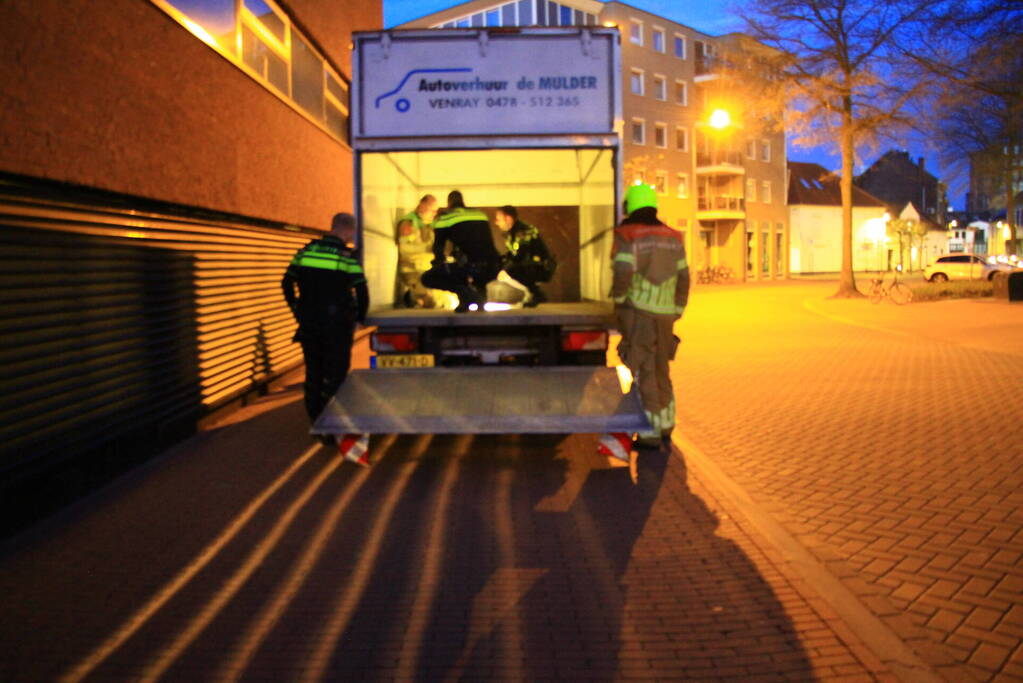 Politie en brandweer doen onderzoek bij bakwagen