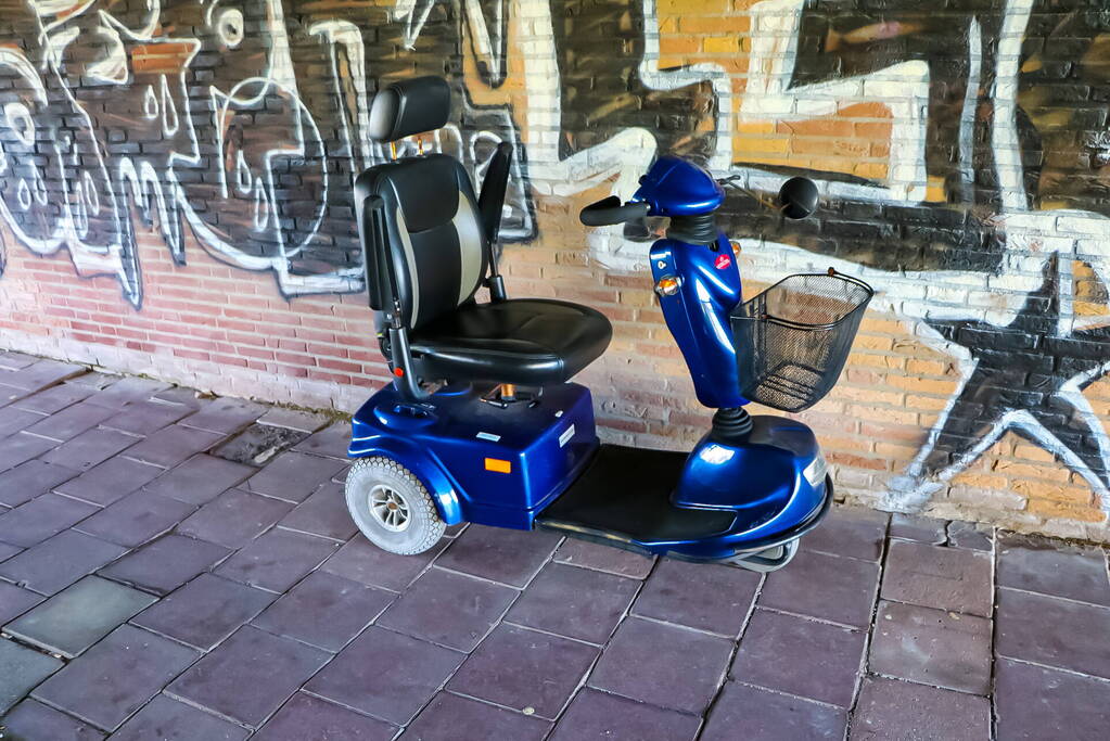 Zoekactie in water na gevonden scootmobiel onder de brug