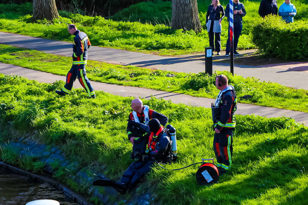 Zoekactie in water na gevonden scootmobiel onder de brug