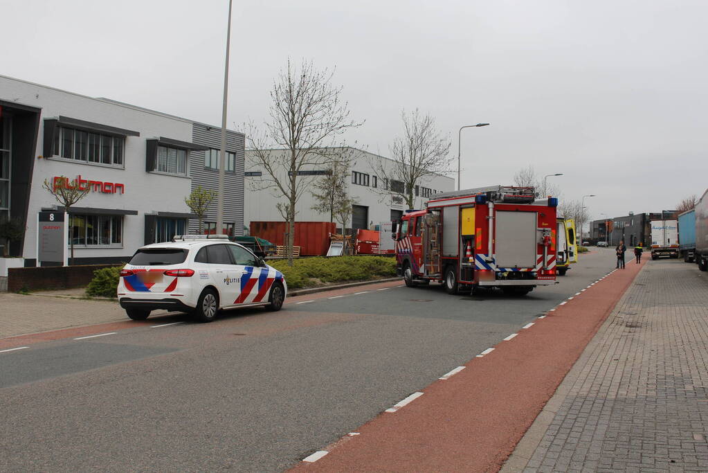 Automobilist raakt van de weg en botst op boom