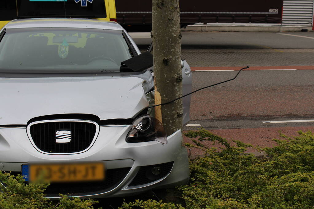 Automobilist raakt van de weg en botst op boom