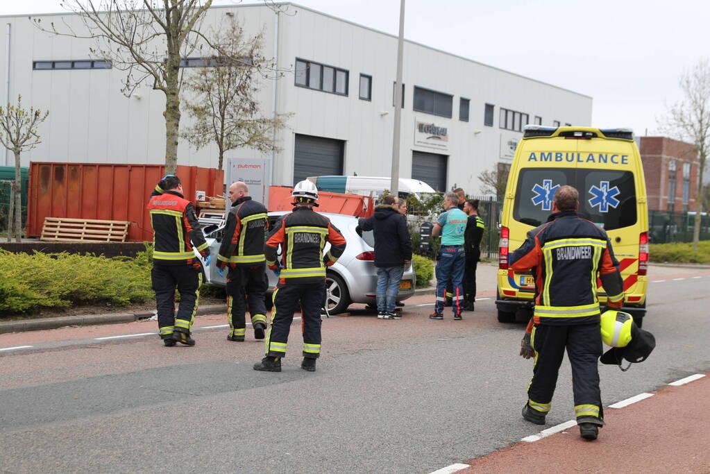 Automobilist raakt van de weg en botst op boom