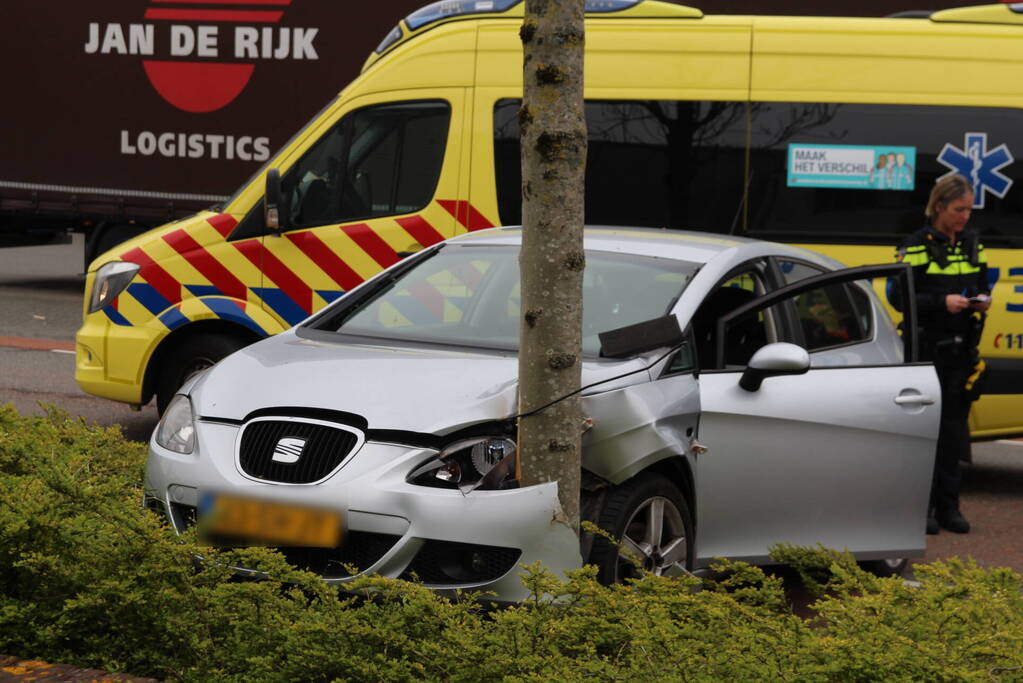 Automobilist raakt van de weg en botst op boom