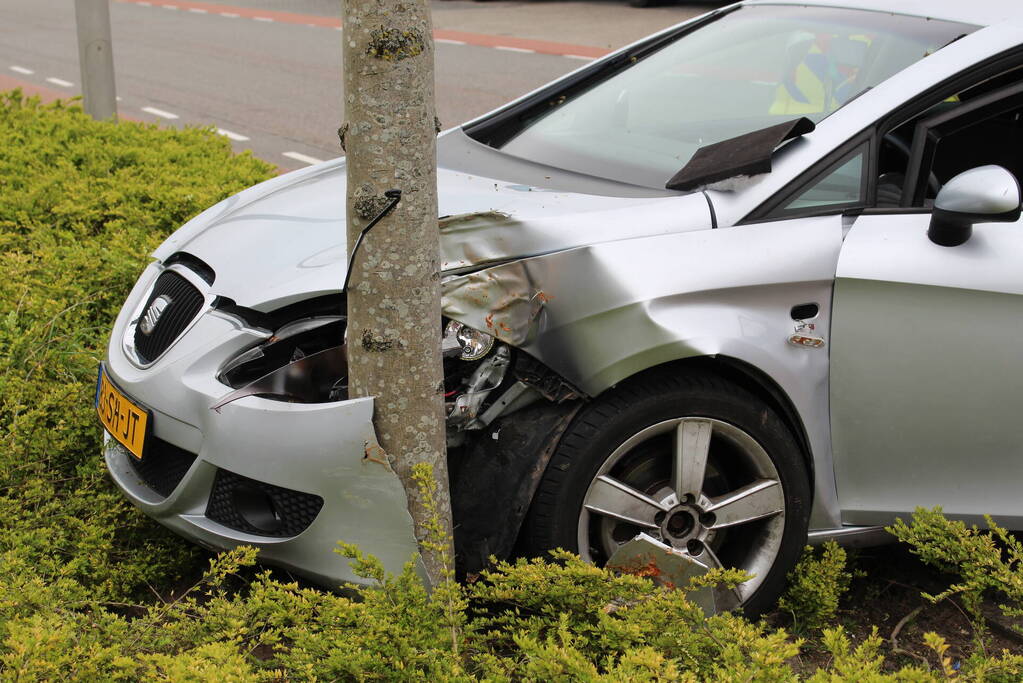 Automobilist raakt van de weg en botst op boom