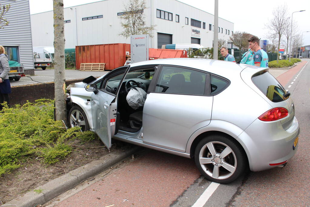 Automobilist raakt van de weg en botst op boom