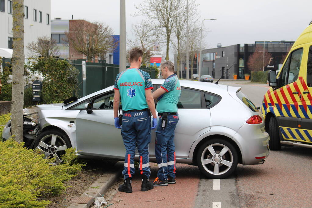 Automobilist raakt van de weg en botst op boom