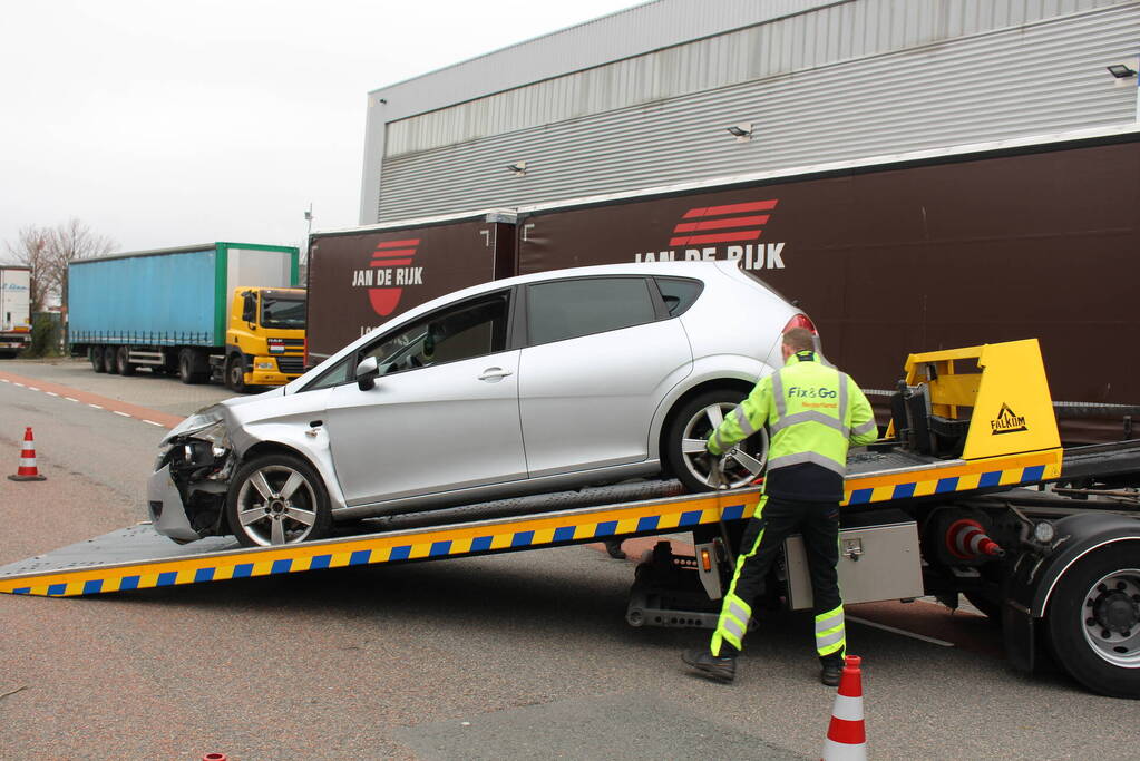 Automobilist raakt van de weg en botst op boom