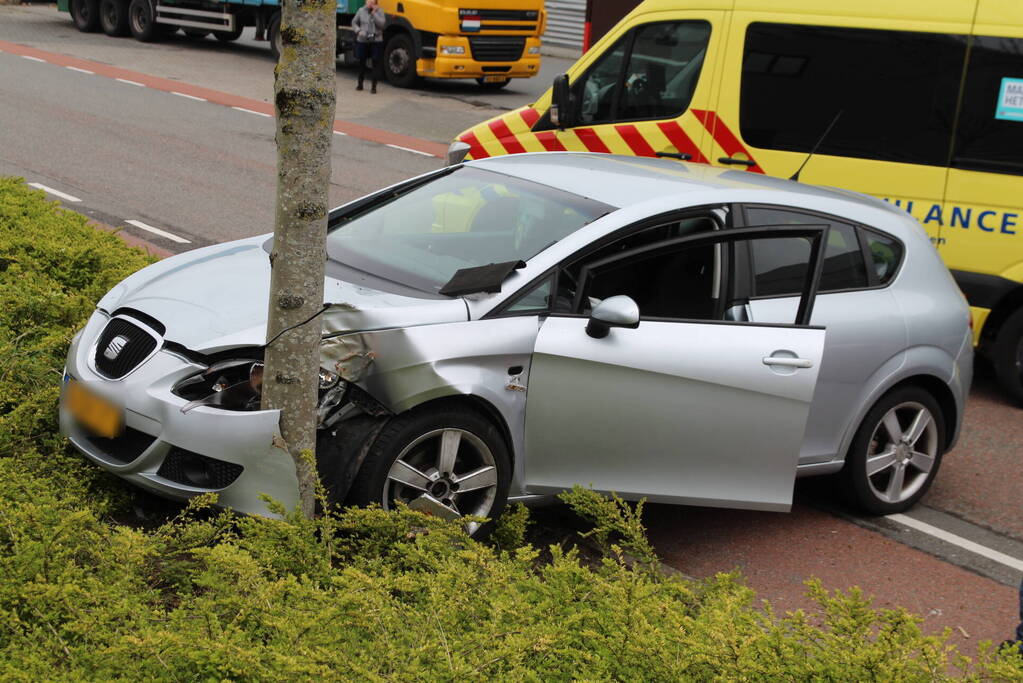 Automobilist raakt van de weg en botst op boom