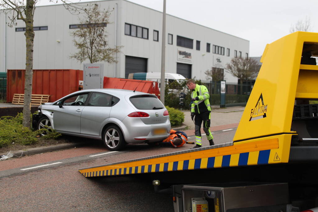 Automobilist raakt van de weg en botst op boom