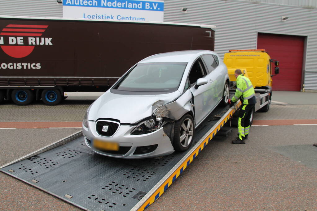 Automobilist raakt van de weg en botst op boom