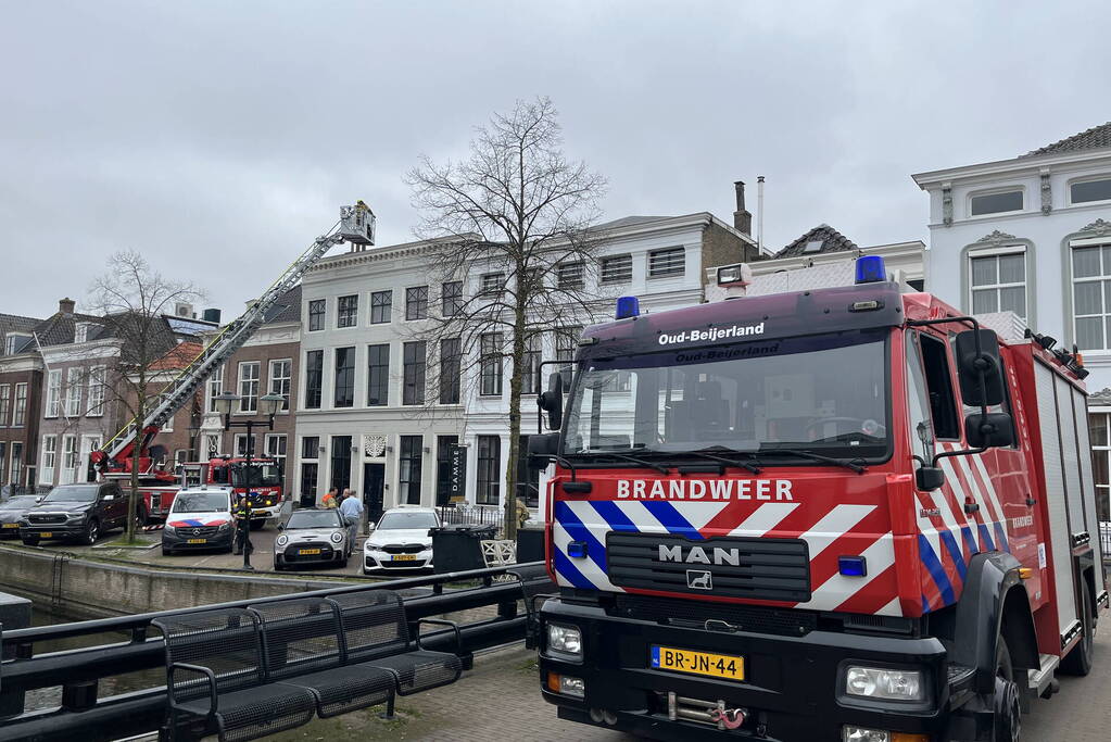 Brand in schoorsteen van woning