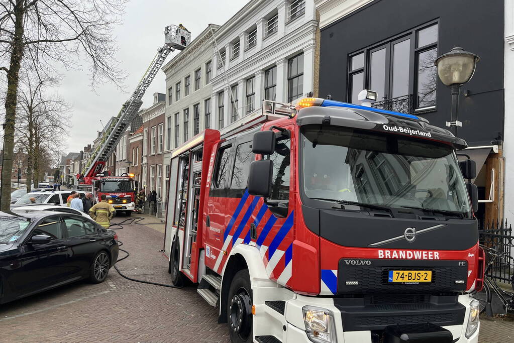 Brand in schoorsteen van woning