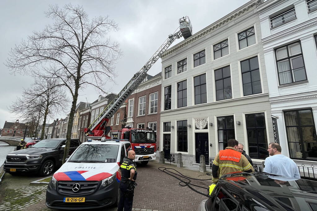 Brand in schoorsteen van woning