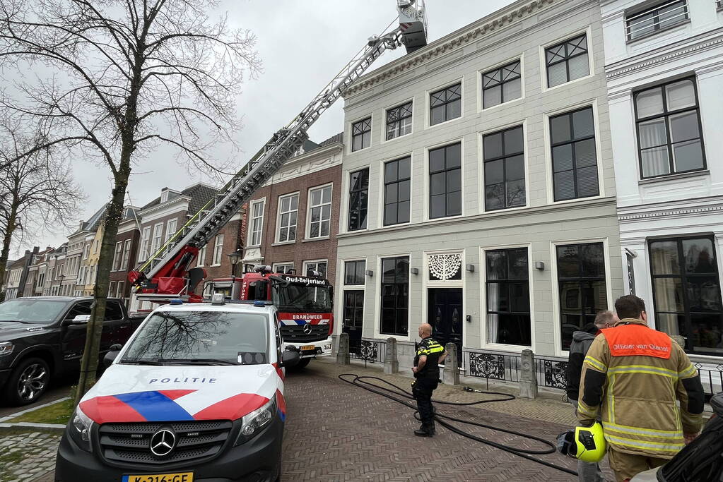 Brand in schoorsteen van woning