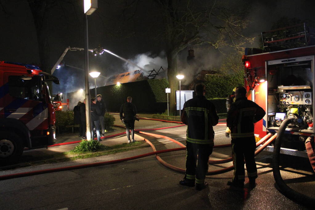 Grote brand verwoest boerderij met rieten dak