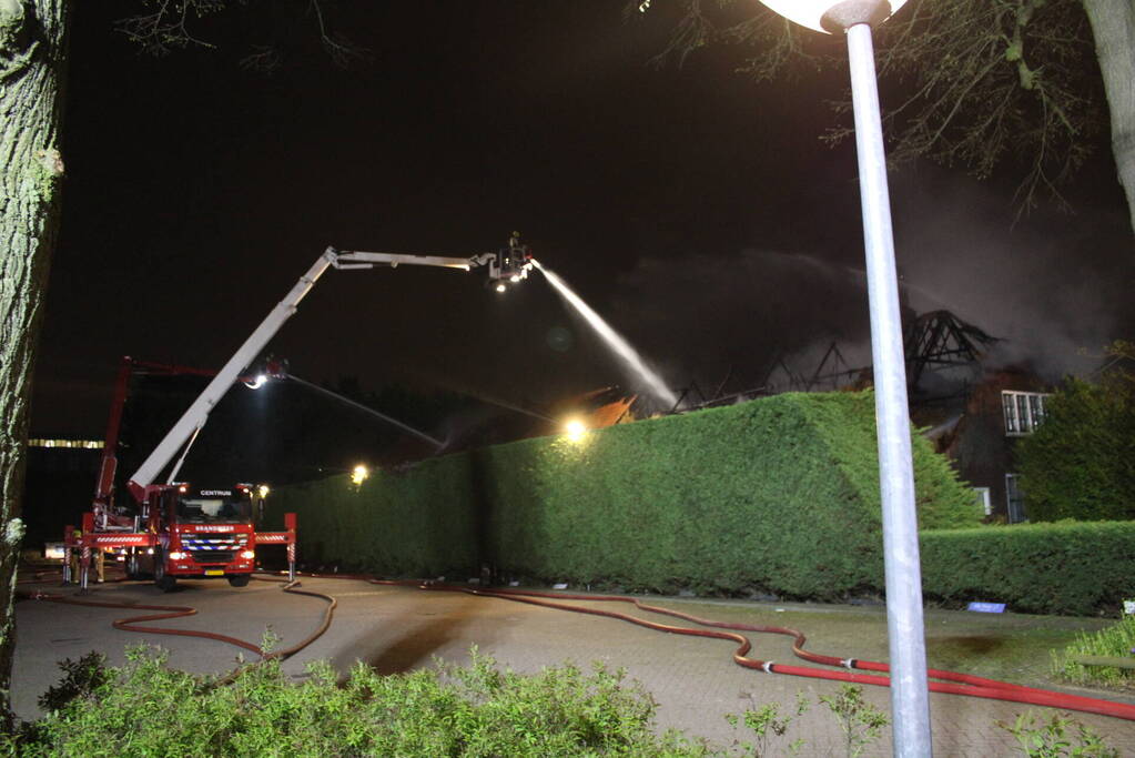 Grote brand verwoest boerderij met rieten dak