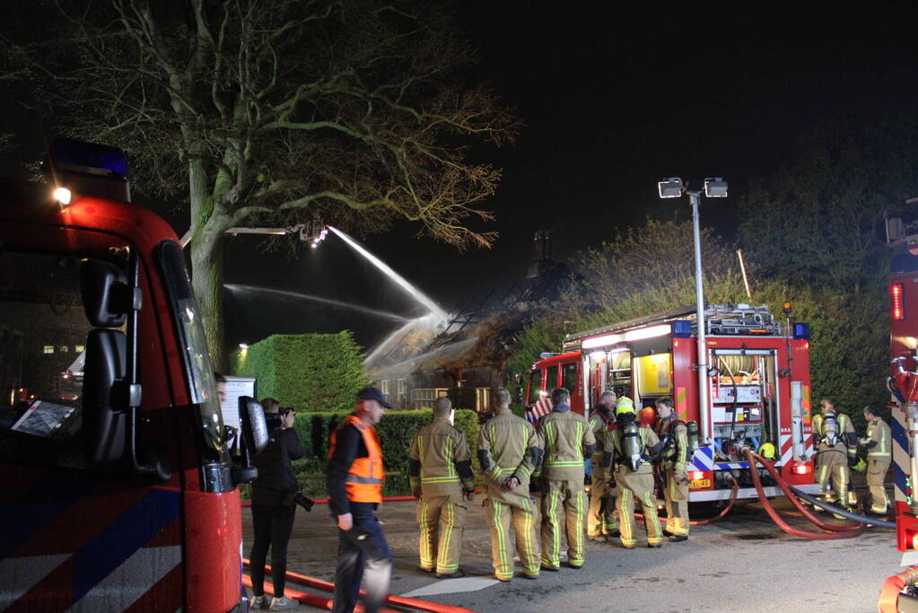 Grote brand verwoest boerderij met rieten dak