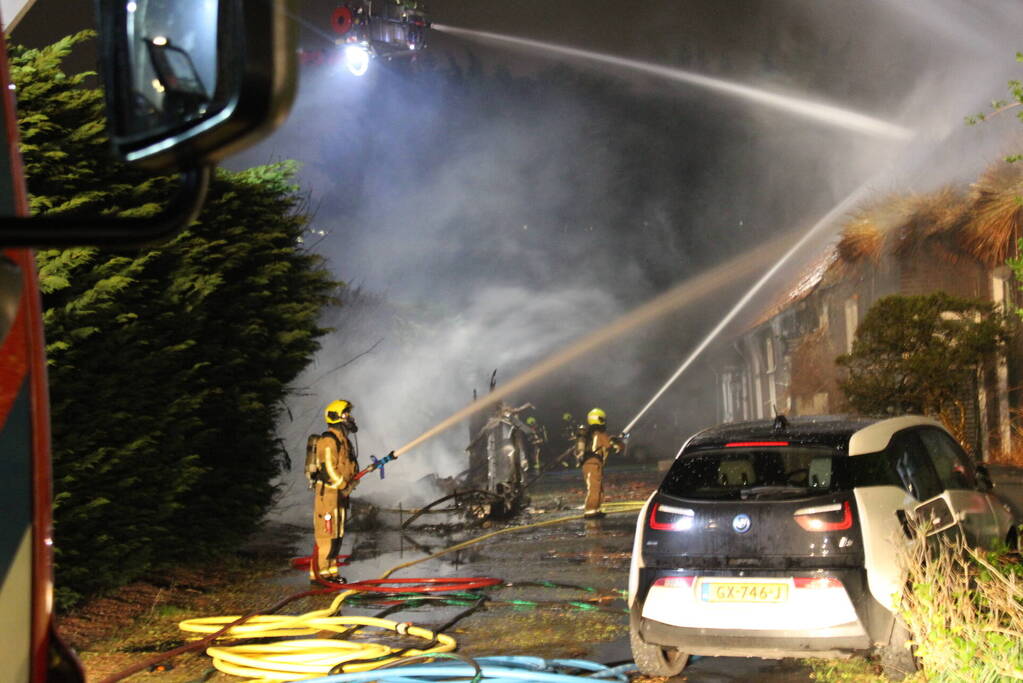 Grote brand verwoest boerderij met rieten dak